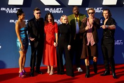 Brad Pitt surge em evento vestido com saia e gera polémica