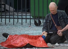 Pai permanece horas junto ao filho de 13 anos morto num ataque russo em Kharkiv
