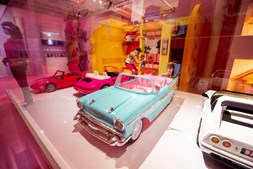 Exposição “The World of Barbie” recria vários cenários da famosa boneca em tamanho real