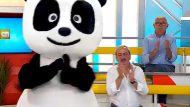 Panda visita o Manhã CM e oferece alguns presentes
