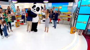 Panda canta e dança o hino do Festival no Manhã CM