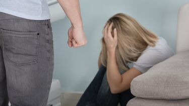 Homem de 70 anos embebeda nora de 30 para a violar