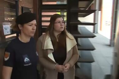 Jovem que matou a própria mãe casa com reclusa na cadeia de Tires