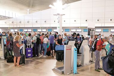 Portugueses chegam do Médio Oriente ao Aeroporto de Lisboa