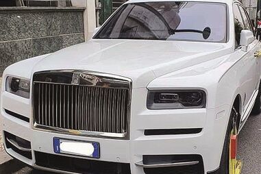 Rolls-Royce Cullinan bloqueado junto ao uma zona comercial em Lisboa	