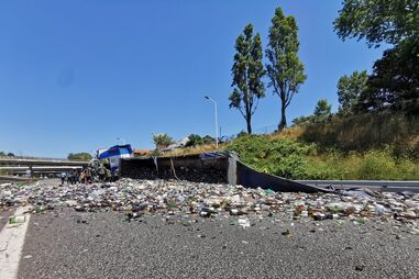Camião capotado na VCI no Porto corta trânsito no sentido Arrábida-Freixo
