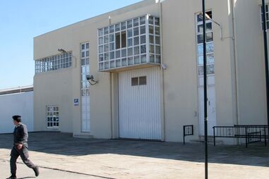 Guardas prisionais apreendem telemóveis e carregadores em trator