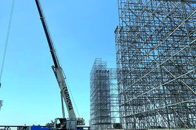Montagem da estrutura do palco principal decorre a ritmo acelerado 