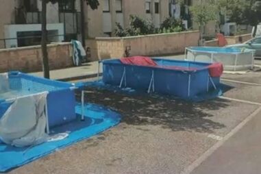 Moradores montam piscinas nos lugares de estacionamento da rua para usar durante vaga de calor