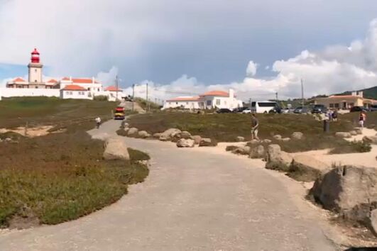 Bombeiros resgatam homem que caiu de uma altura de 30 metros na praia da Aroeira em Sintra