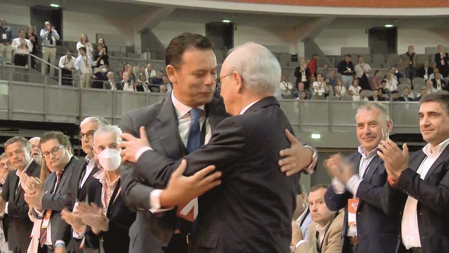 Rui Rio e Luís Montenegro abraçam-se na mudança de liderança