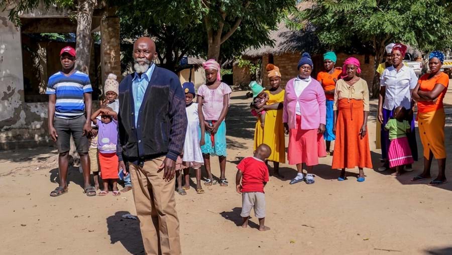 O moçambicano Pedro Faricai partilha a vida com 13 mulheres, com as quais teve 44 filhos; já tem 53 netos