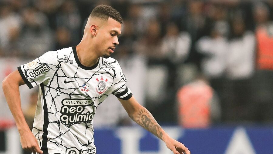 João Victor tem 23 anos e deixa o Corinthians, clube treinado pelo português Vítor Pereira