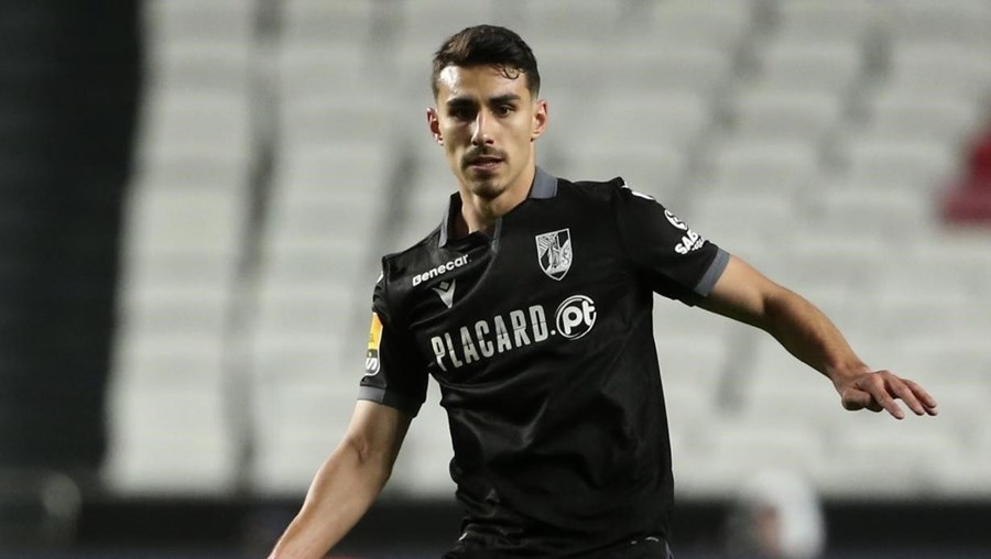 André Almeida tem 22 anos e é médio do V. Guimarães, clube onde se formou