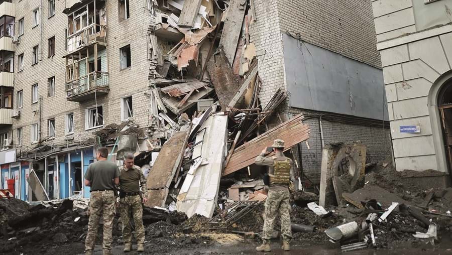 Militares ucranianos junto a um prédio atingido pela artilharia russa em Kiev, num ataque que fez seis mortos