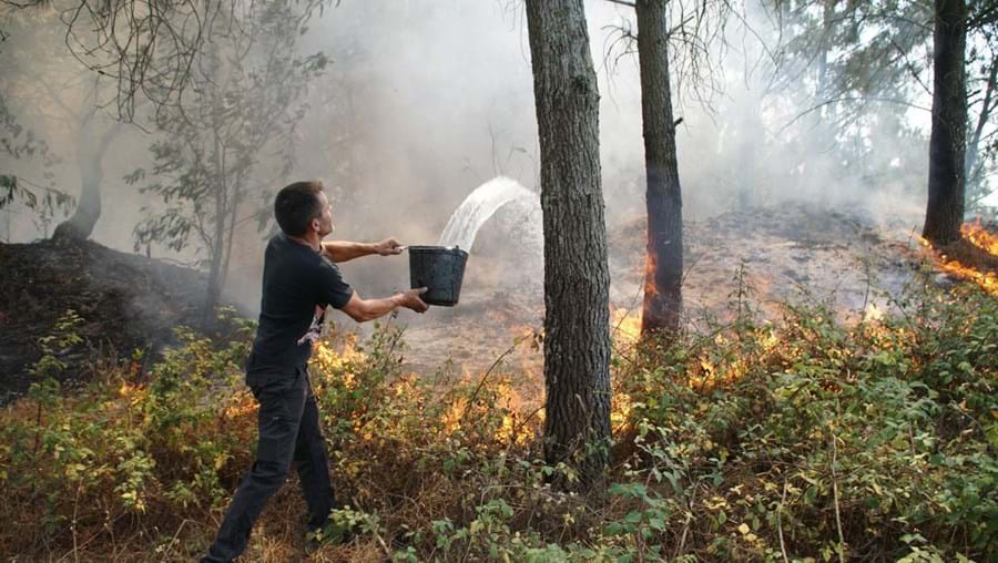 Eduardo Santos deixou de trabalhar para ajudar no combate às chamas em Crasto