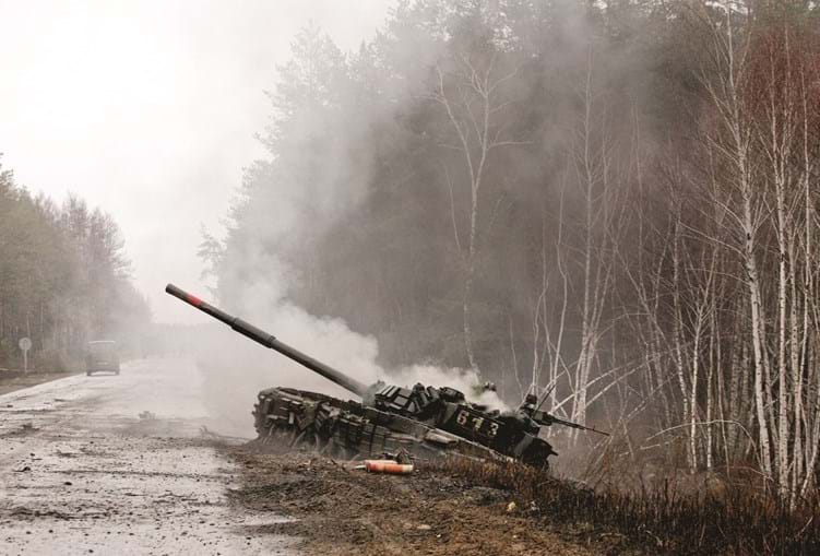 Tanque russo destruído pelas tropas ucranianas na região de Lugansk
