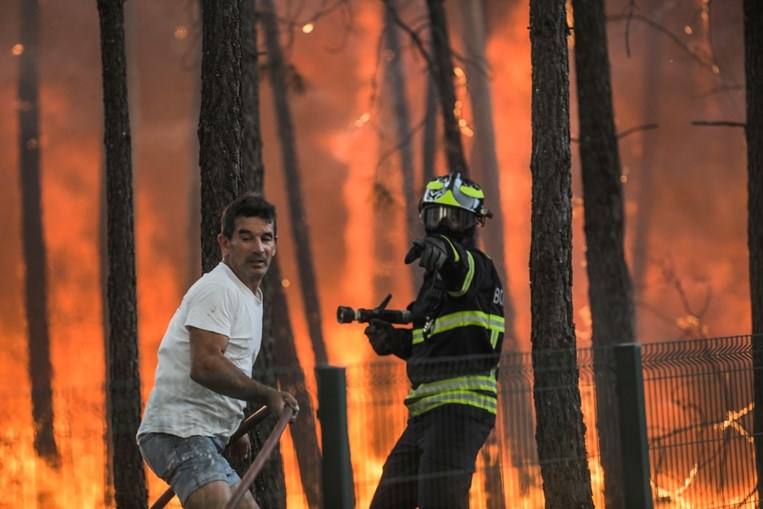 Populares e bombeiros na freguesia de Cercal, no concelho de Ourém, num dos fogos mais preocupantes