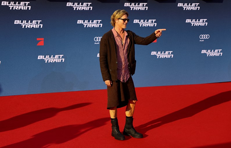 Brad Pitt surge em evento vestido com saia e gera polémica