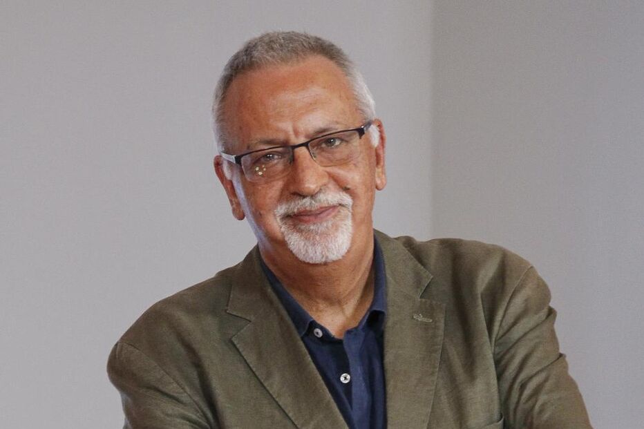 Francisco José Viegas posa com blazer e braços cruzados