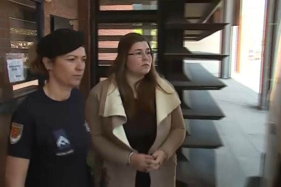 Jovem que matou a própria mãe casa com reclusa na cadeia de Tires