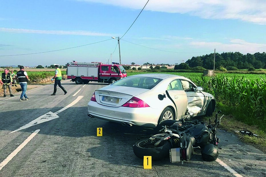 Acidente entre mota e carro