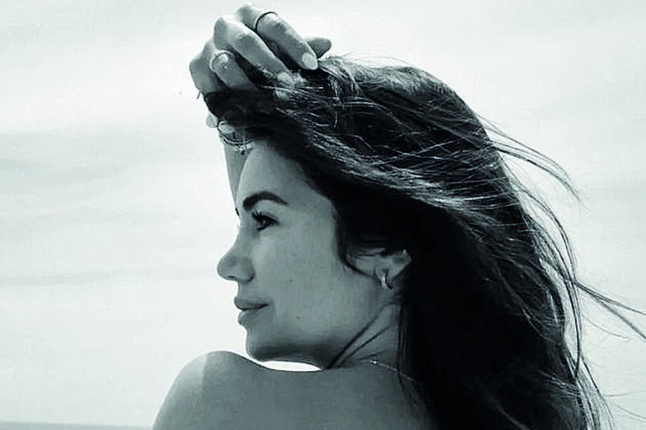 Cantora Mia Rose na praia