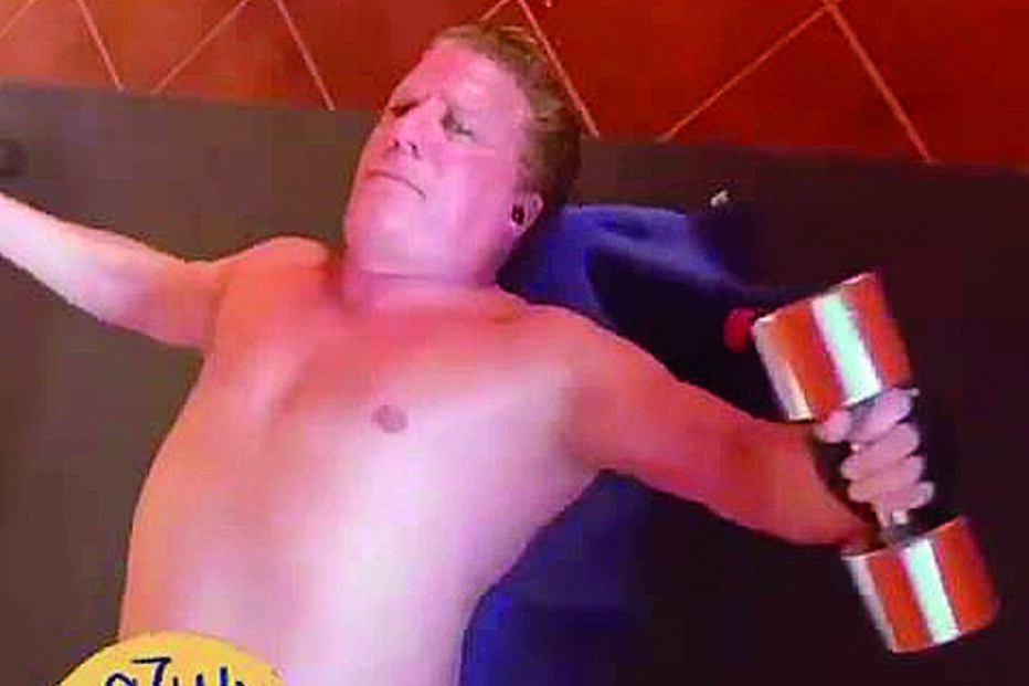 Herman José levanta pesos todo nu