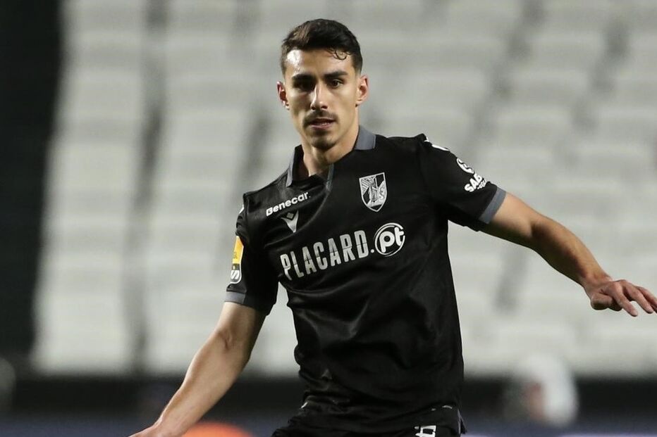 André Almeida tem 22 anos e é médio do V. Guimarães, clube onde se formou