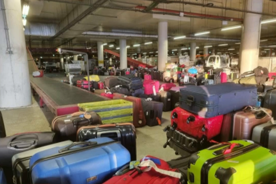 Malas acumuladas no aeroporto de Lisboa