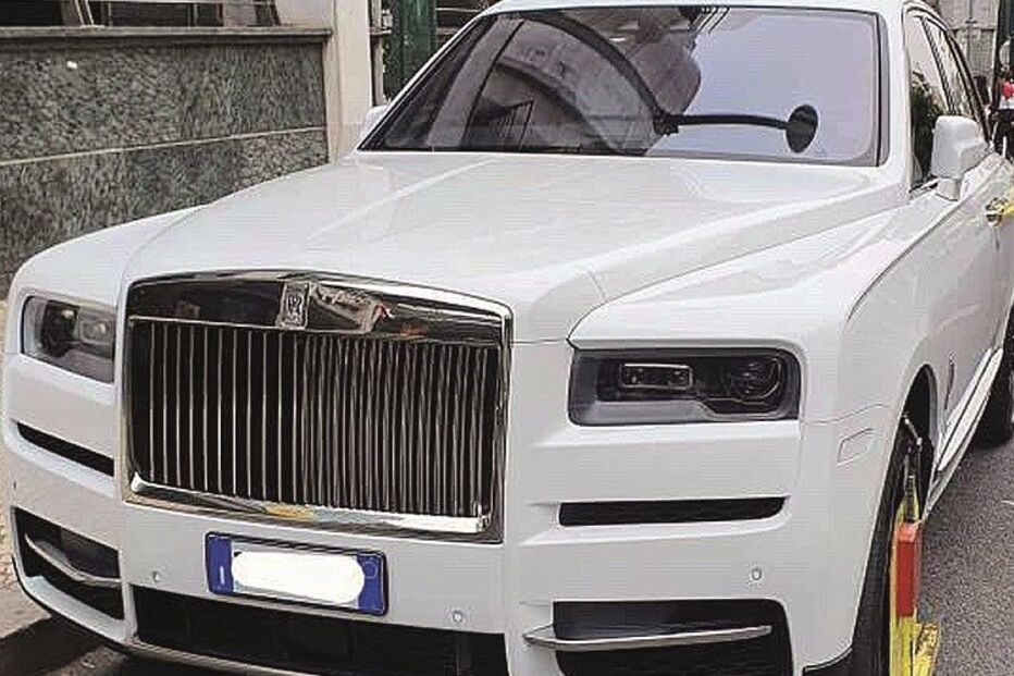 Rolls-Royce Cullinan bloqueado junto ao uma zona comercial em Lisboa	