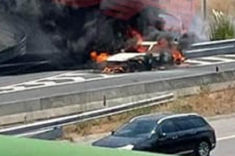 Carro arde na A1 perto do Carregado