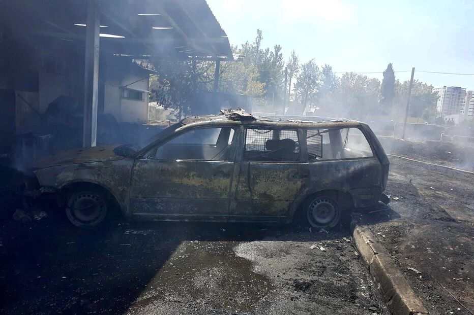 Duas viaturas médicas e quatro carros ardem em parque de estacionamento do INEM no Lumiar, em Lisboa