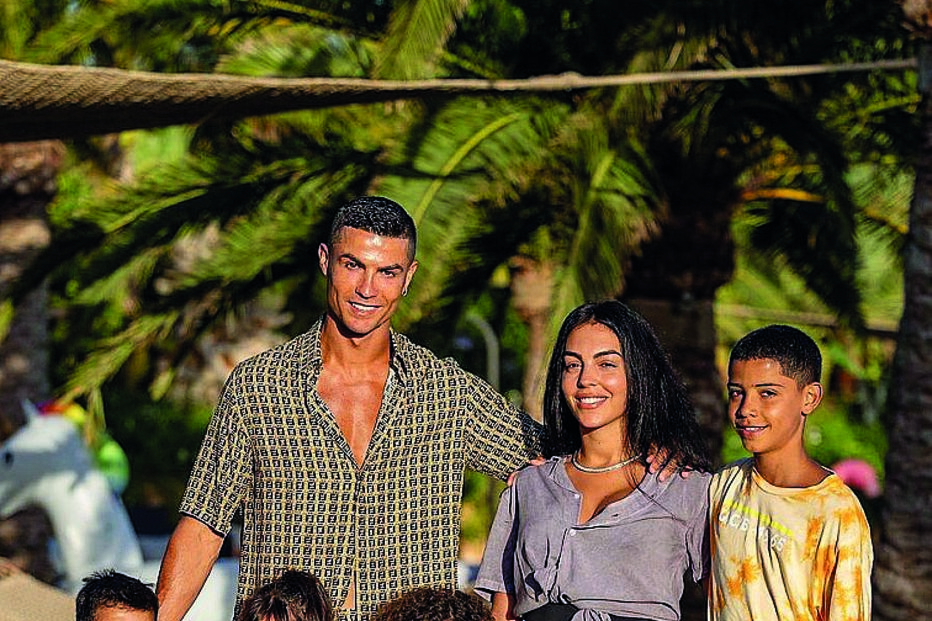 Cristiano Ronaldo e Georgina com Cristianinho, Alana Martina e os gémeos Mateo e Eva