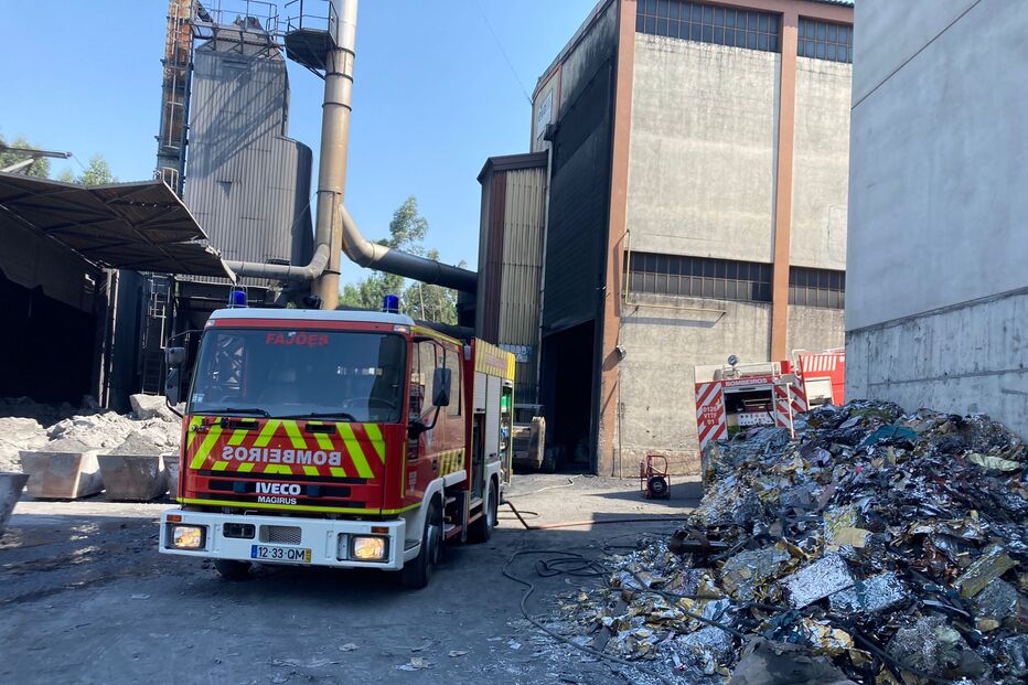 Bombeiro ferido em combate a incêndio industrial em Oliveira de Azeméis