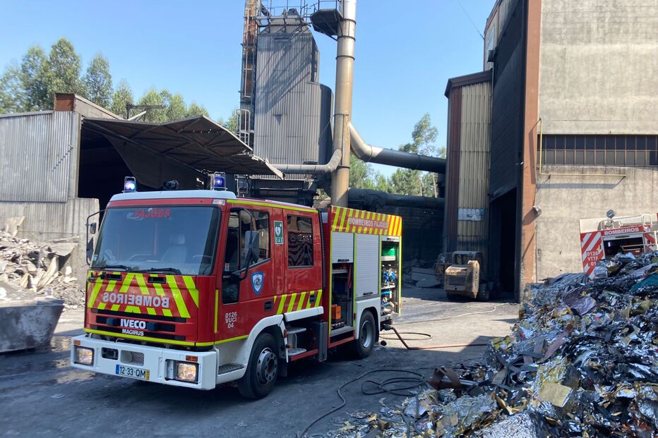 Bombeiro ferido em combate a incêndio industrial em Oliveira de Azeméis