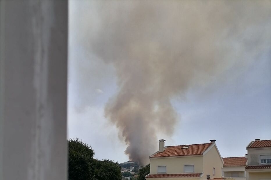 Incêndio deflagra junto ao Castelo de Palmela em Setúbal