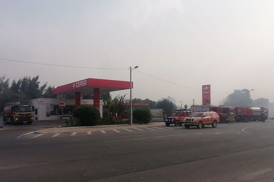 Fogo aproxima-se de posto de combustível em Quarteira