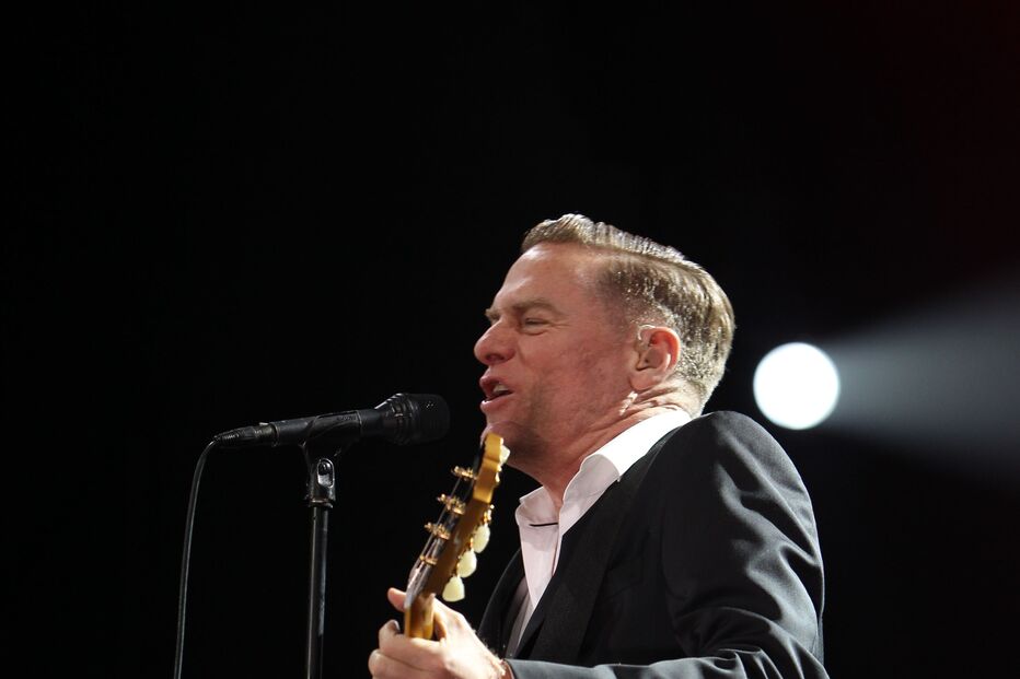 Bryan Adams integra o cartaz