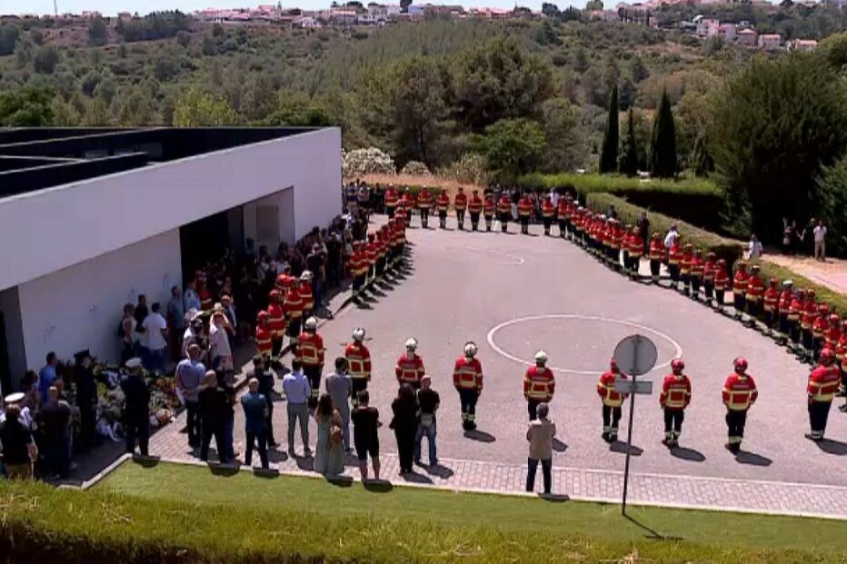 Lágrimas e palmas no último adeus a André Serra