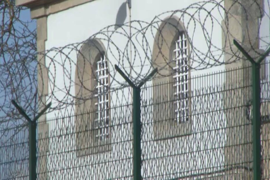 Sai da cadeia e volta para espancar mãe no Redondo