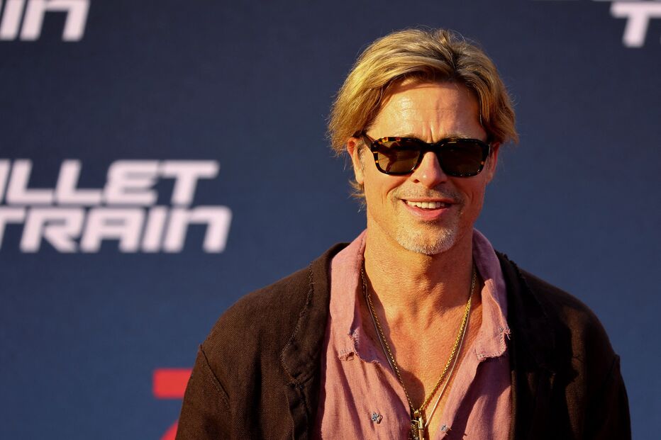 Brad Pitt surge em evento vestido com saia e gera polémica