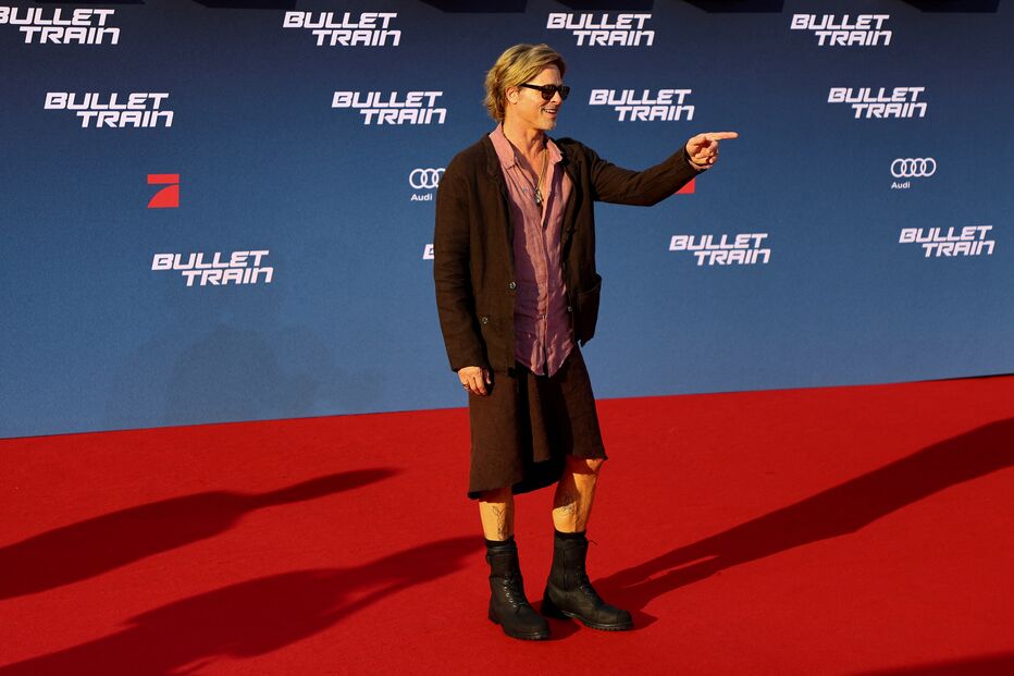Brad Pitt surge em evento vestido com saia e gera polémica