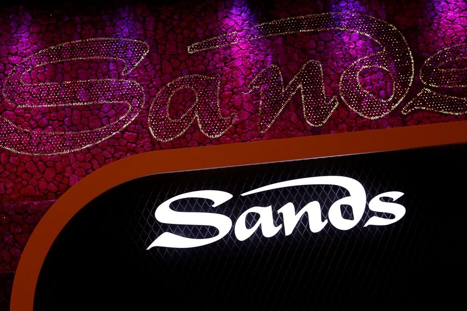 Uma instalação ilumina-se dentro da Sands Macau na China