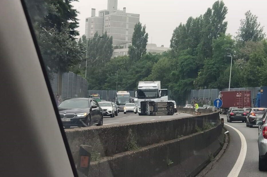 Acidente entre carro e camião faz um ferido e condiciona trânsito na VCI 