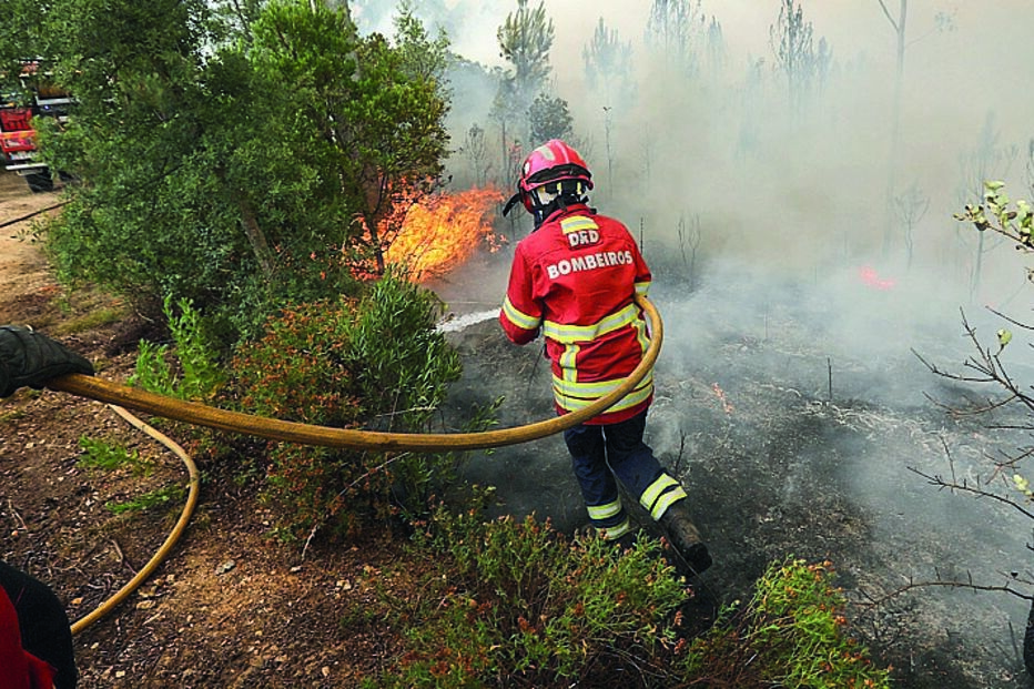 Bombeiros no combate aos incêndios