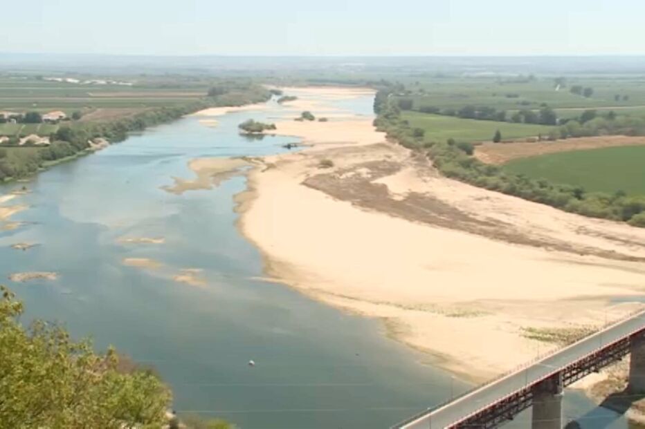 Seca transforma Tejo em riacho. Imagens mostram que em algumas zonas é possível atravessar o rio a pé