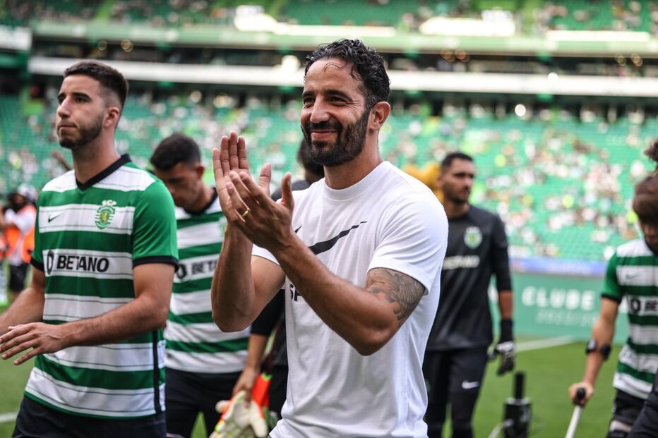 Treinador aplaude no relvado durante a apresentação da equipa