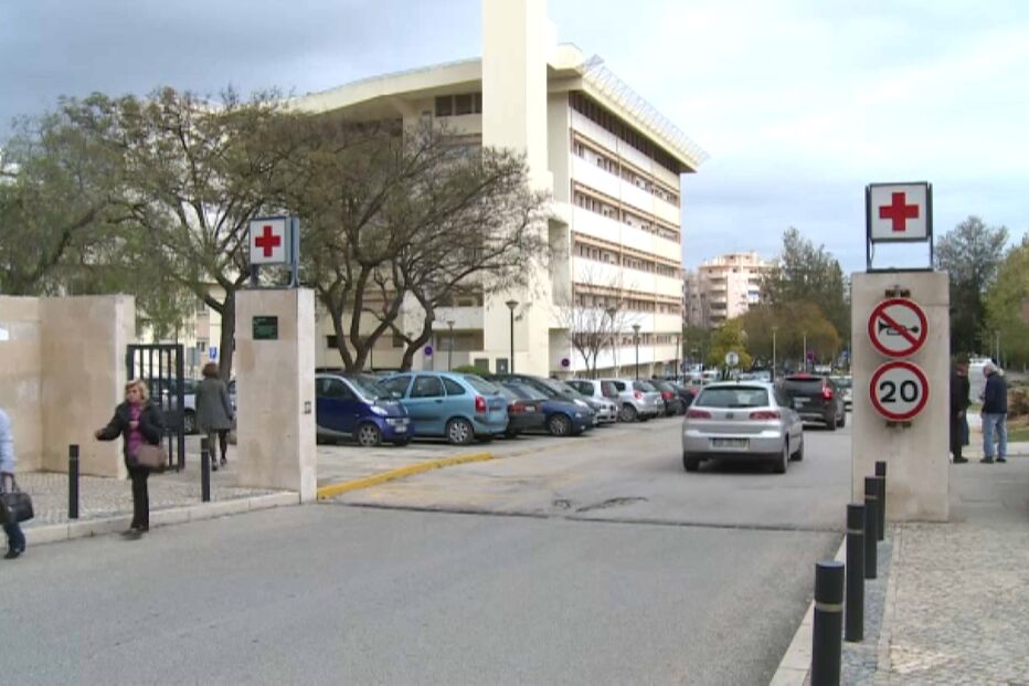 Homem com convulsões espera uma hora na rua por ambulância
