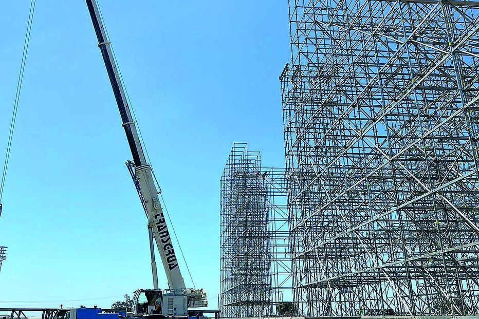 Montagem da estrutura do palco principal decorre a ritmo acelerado 